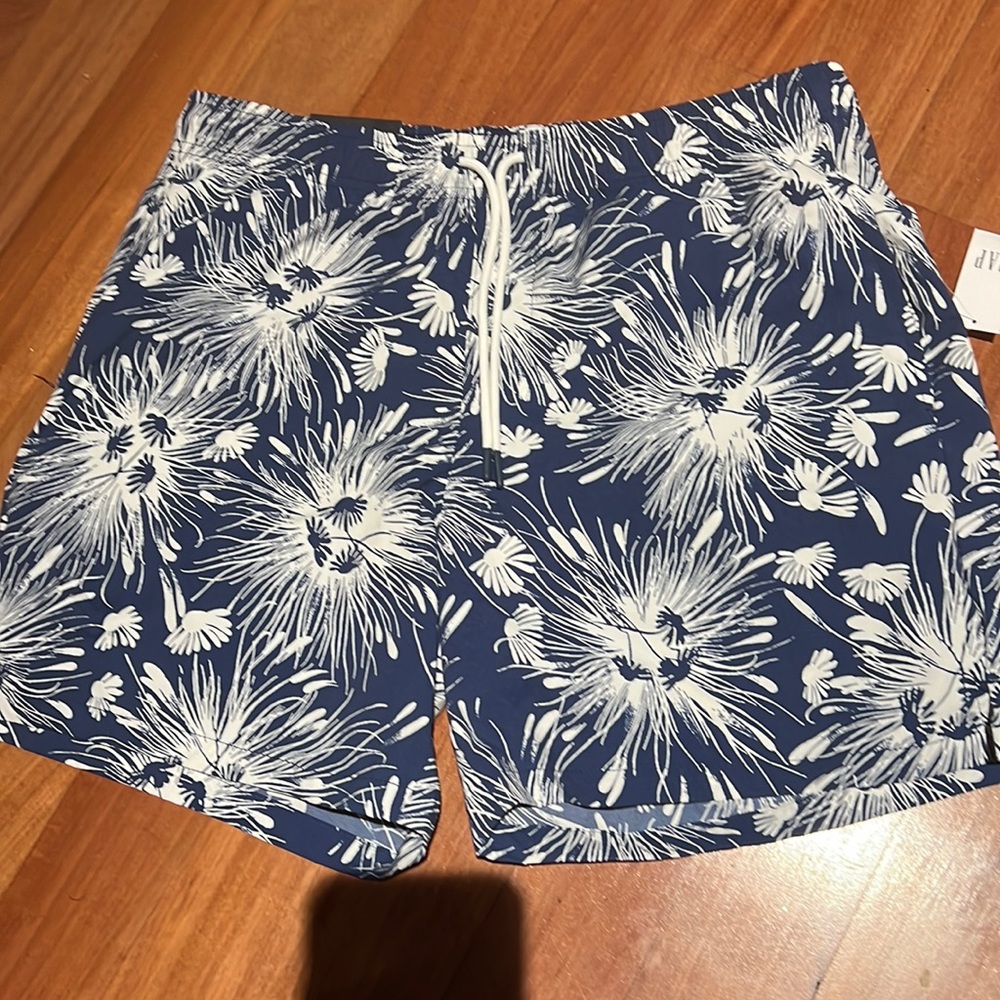 Gap Mens floral NWT 6” swim shorts Medium
